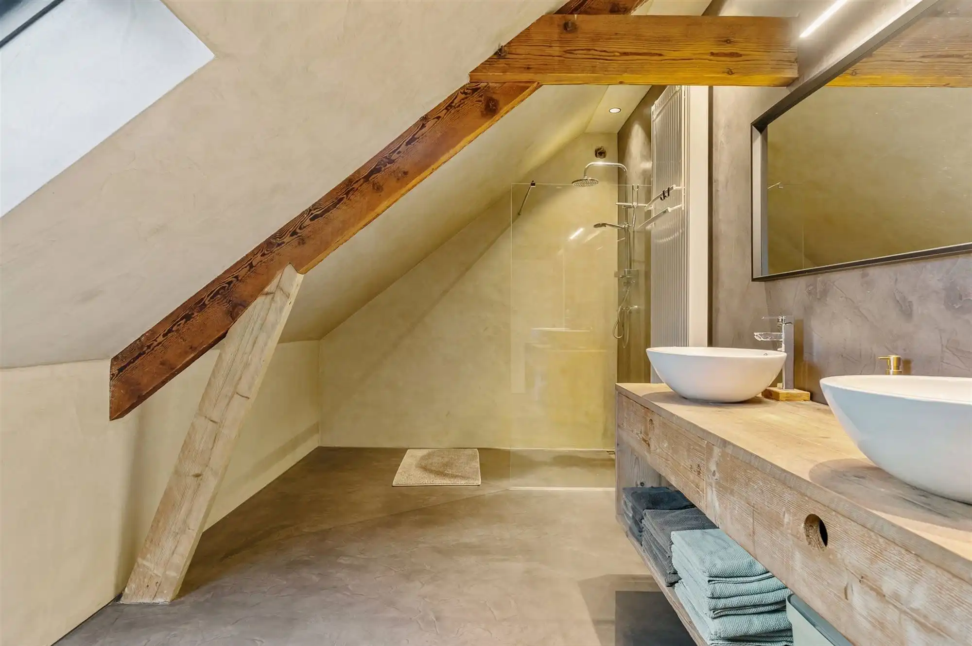 PRACHTIG GERENOVEERDE WONING MET RUIME GARAGE OP IDEALE LIGGING! foto 20