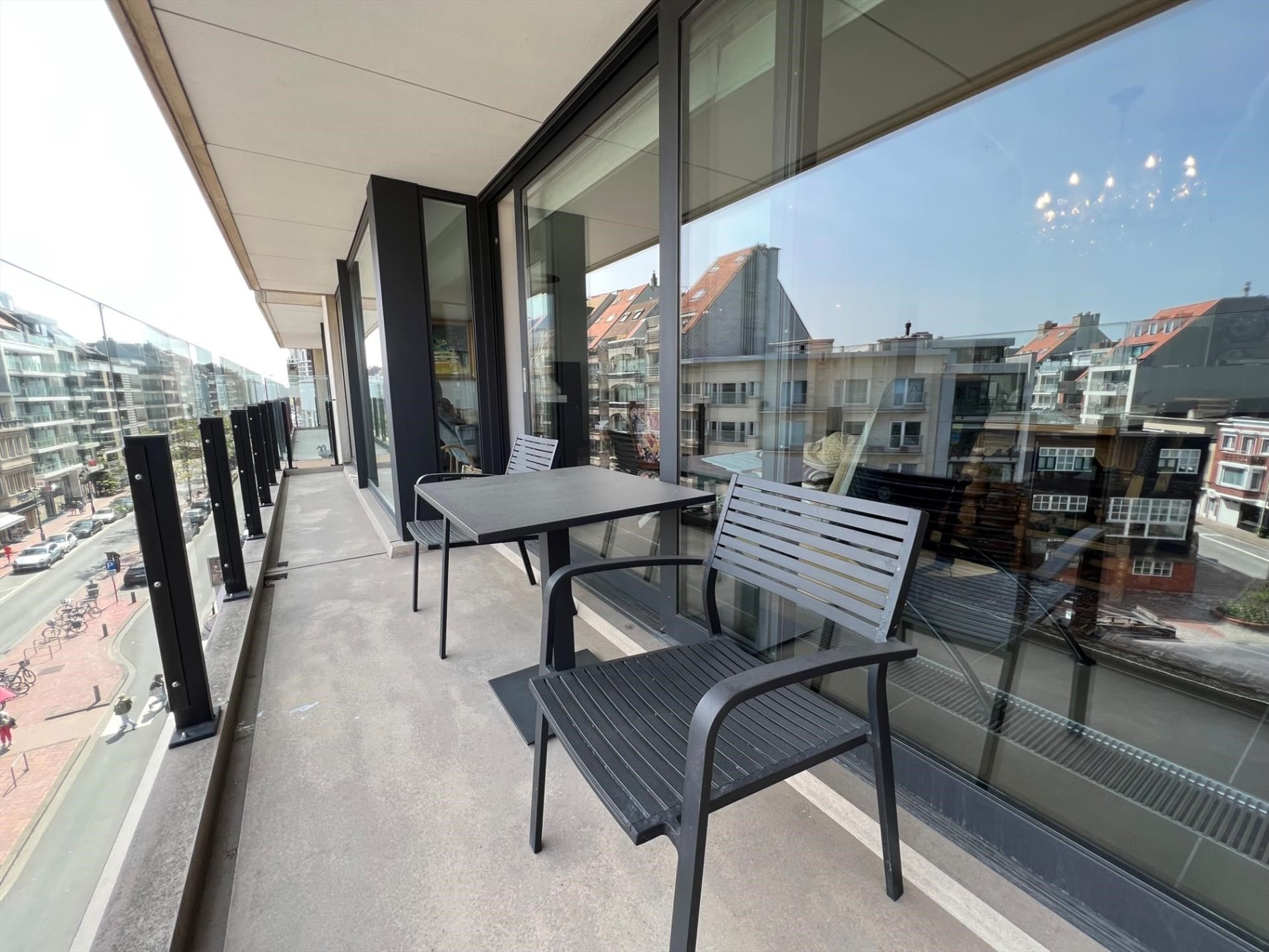 Prachtig appartement (150m²) met 2 slpk. gelegen in het centrum van Knokke (façade van 10 m).  foto 2