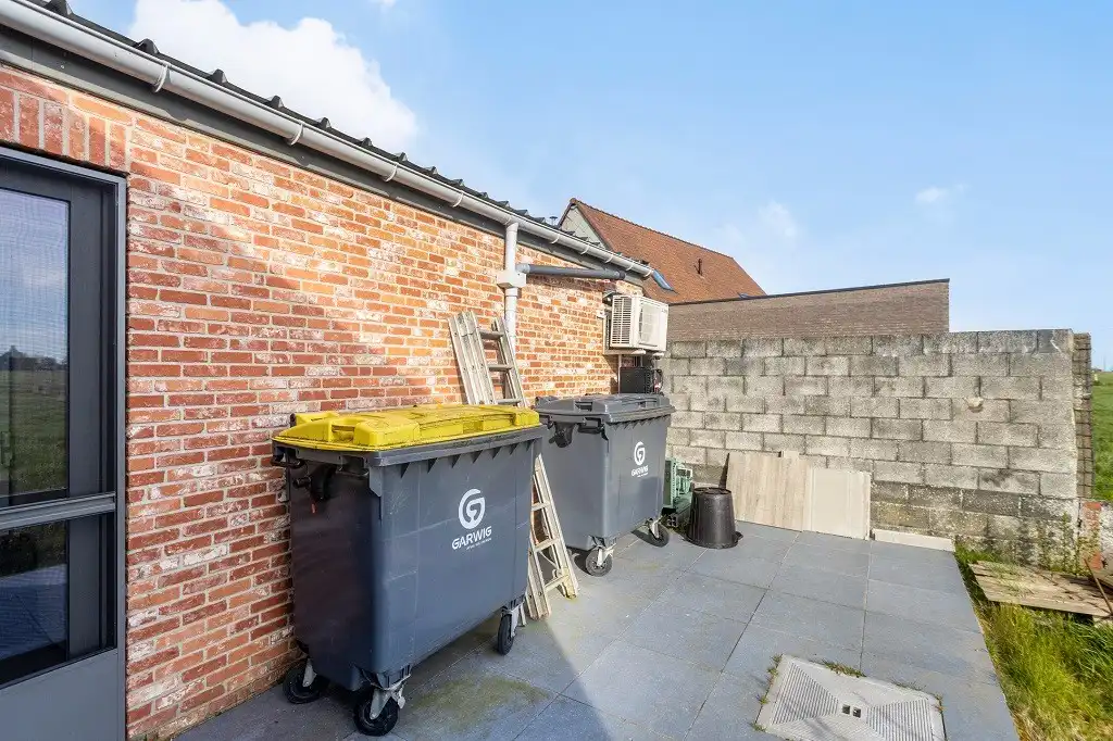 HOOGSTADE: Commercieel gelegen handelspand langs de baan N8 Veurne-Ieper, momenteel ingericht als broodjeszaak maar zeker ook andere mogelijkheden (verhuurd). foto 15