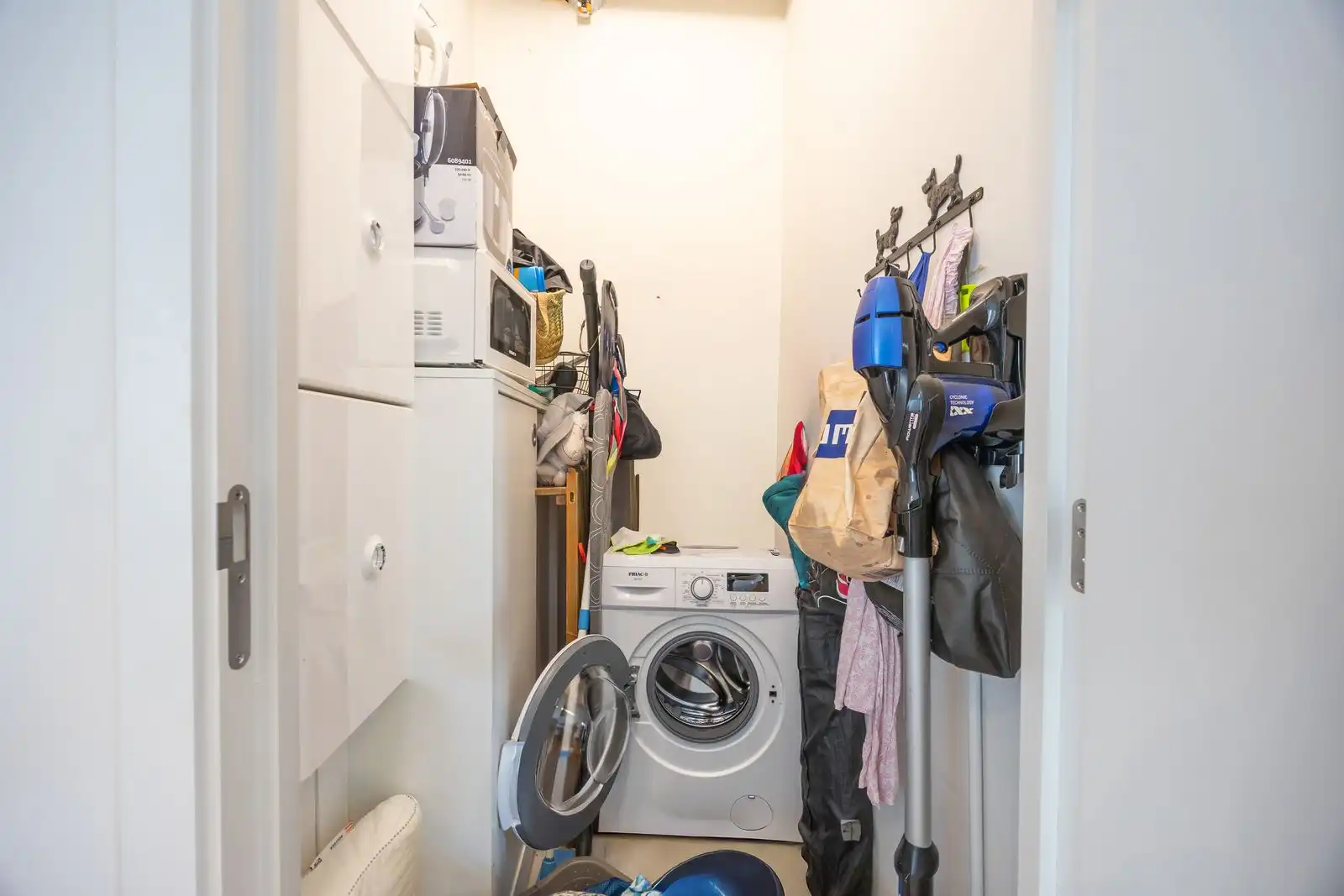 Instapklare serviceflat met 1 slaapkamer en terras op het gelijkvloers van een recente residentie in centrum Oostende. foto 6