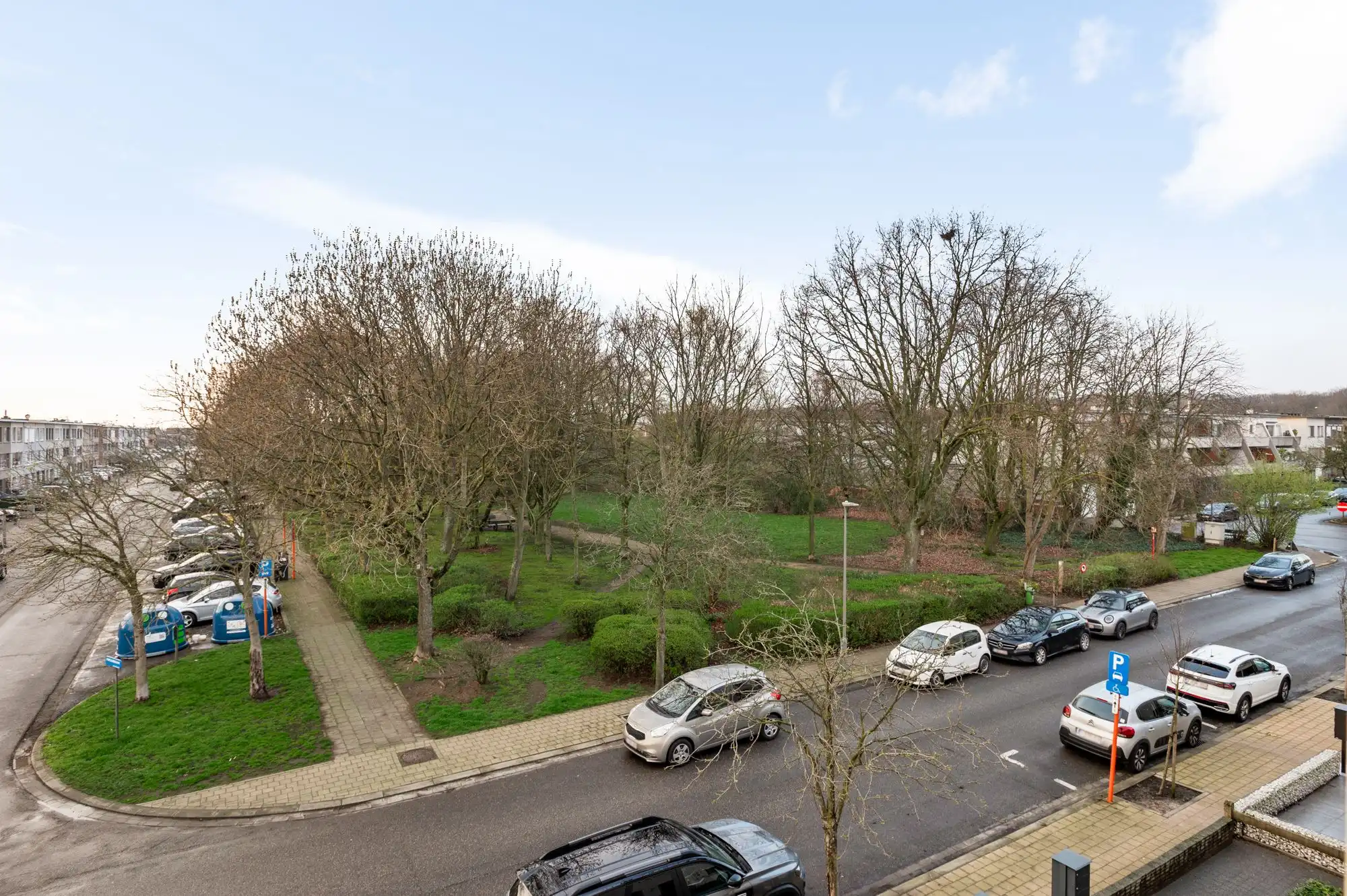 Volledig gerenoveerd 2-slaapkamerappartement met terras, garagebox en groen uitzicht! foto 13