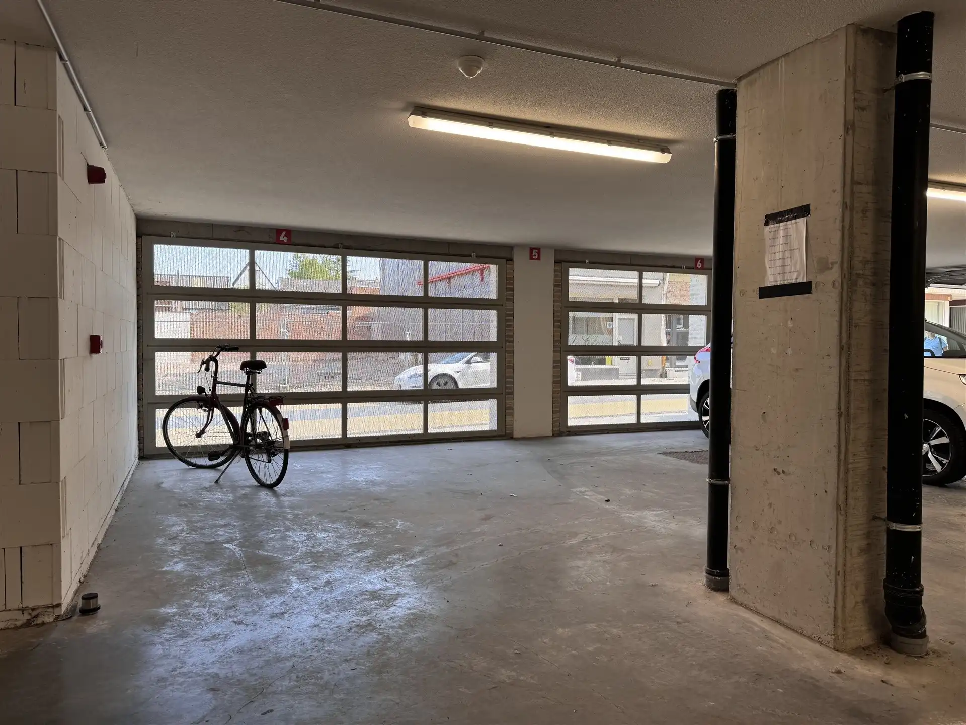 2 overdekte staanplaatsen op gunstige ligging foto {{pictureIndex}}