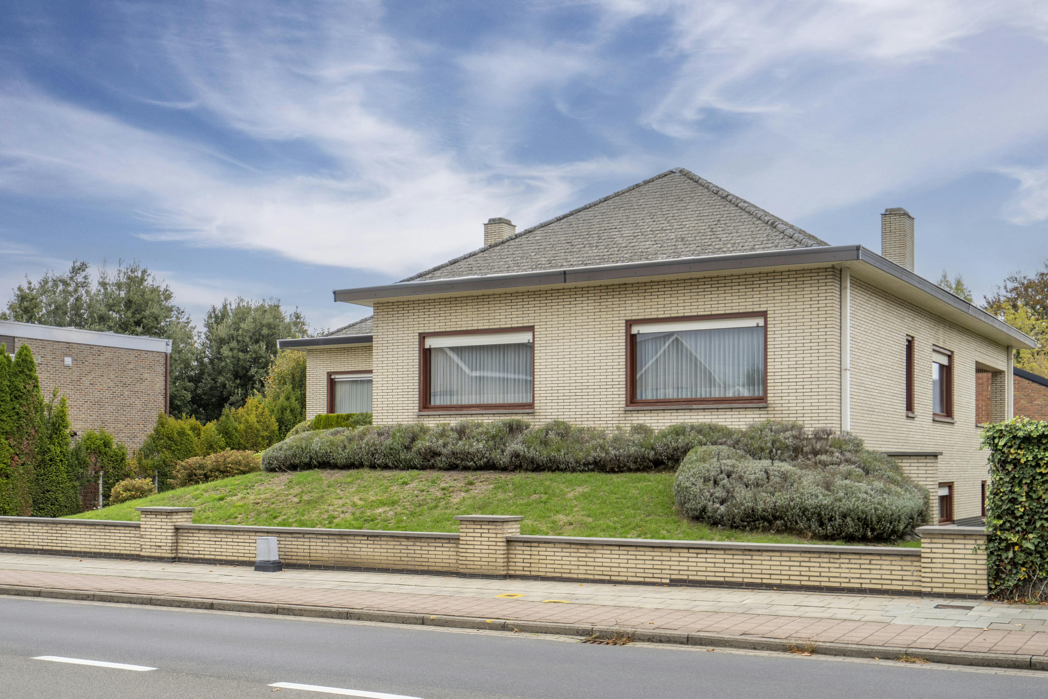 Hoofdfoto van de publicatie: Ruim te renoveren huis te koop in Harelbeke 