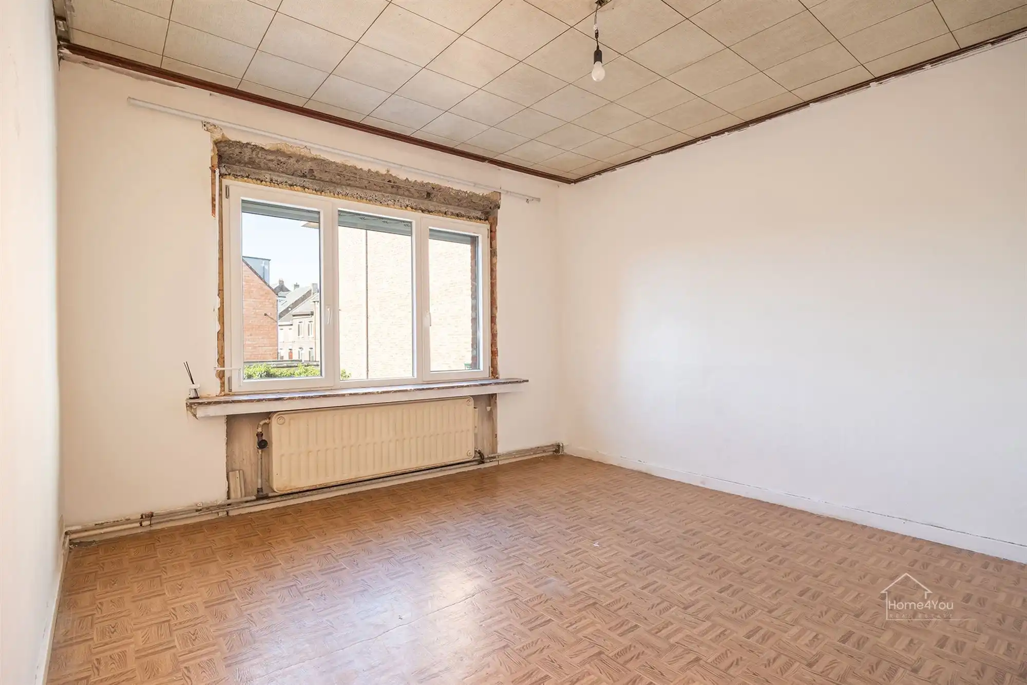 Op te frissen woning met zéér ruime extra zolder foto 12