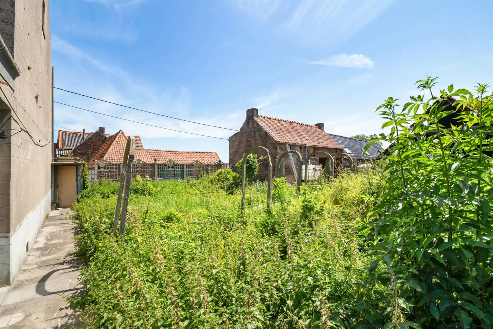Totaal te renoveren woning met bijgebouwen op 1570m2 foto 31