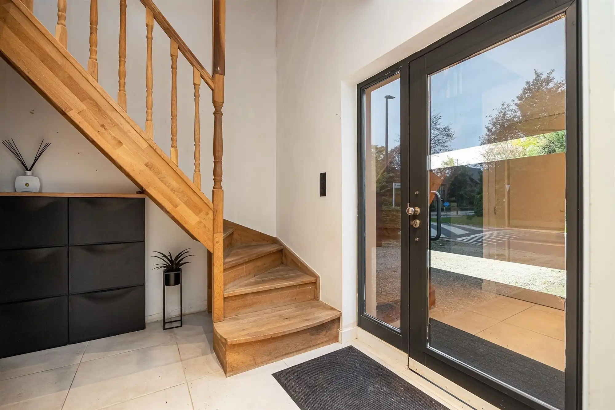 Ruime moderne woning met royale tuin  foto 8