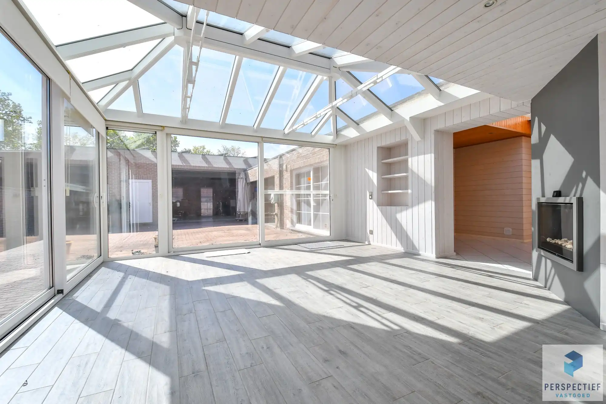 Unieke villa met dubbele garage en opslagplaats/ loods in rustige omgeving foto 4