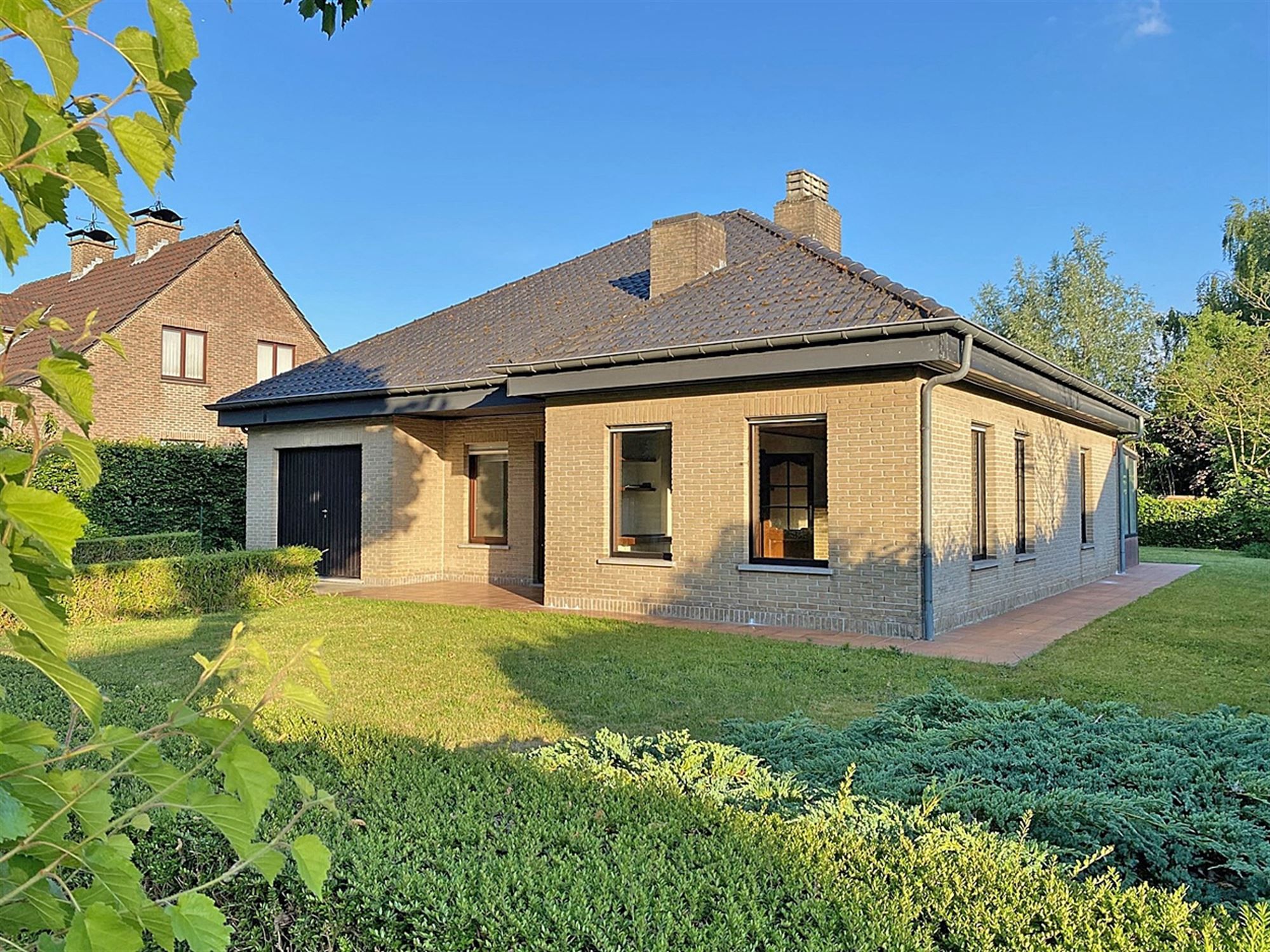 LAAGBOUWVILLA met 2 SLAAPKAMERS & GARAGE op een gunstig gelegen PERCEEL van 762m² foto 2