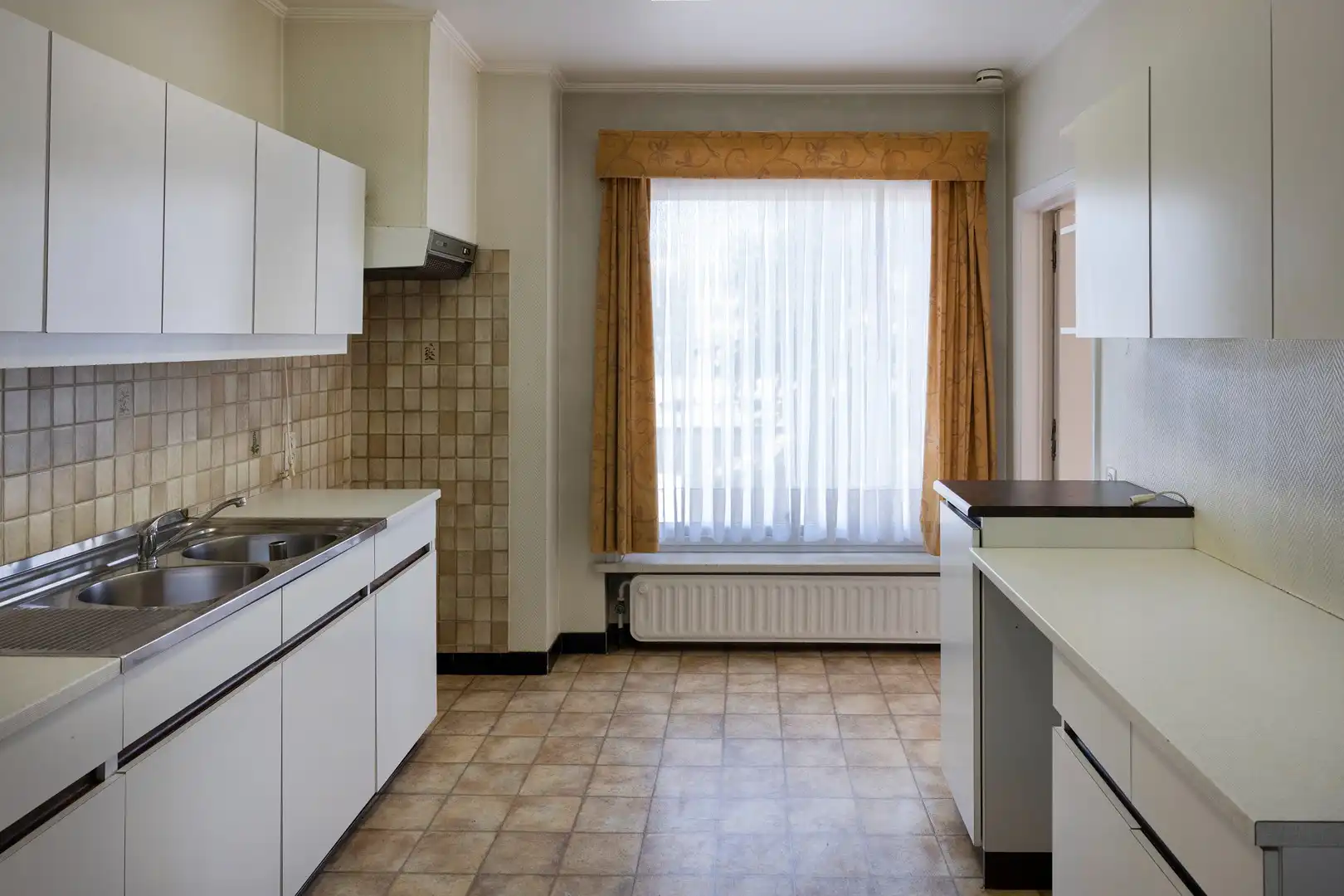 Ruim, te renoveren, appartement met 4 slpks en grote garage. foto 6