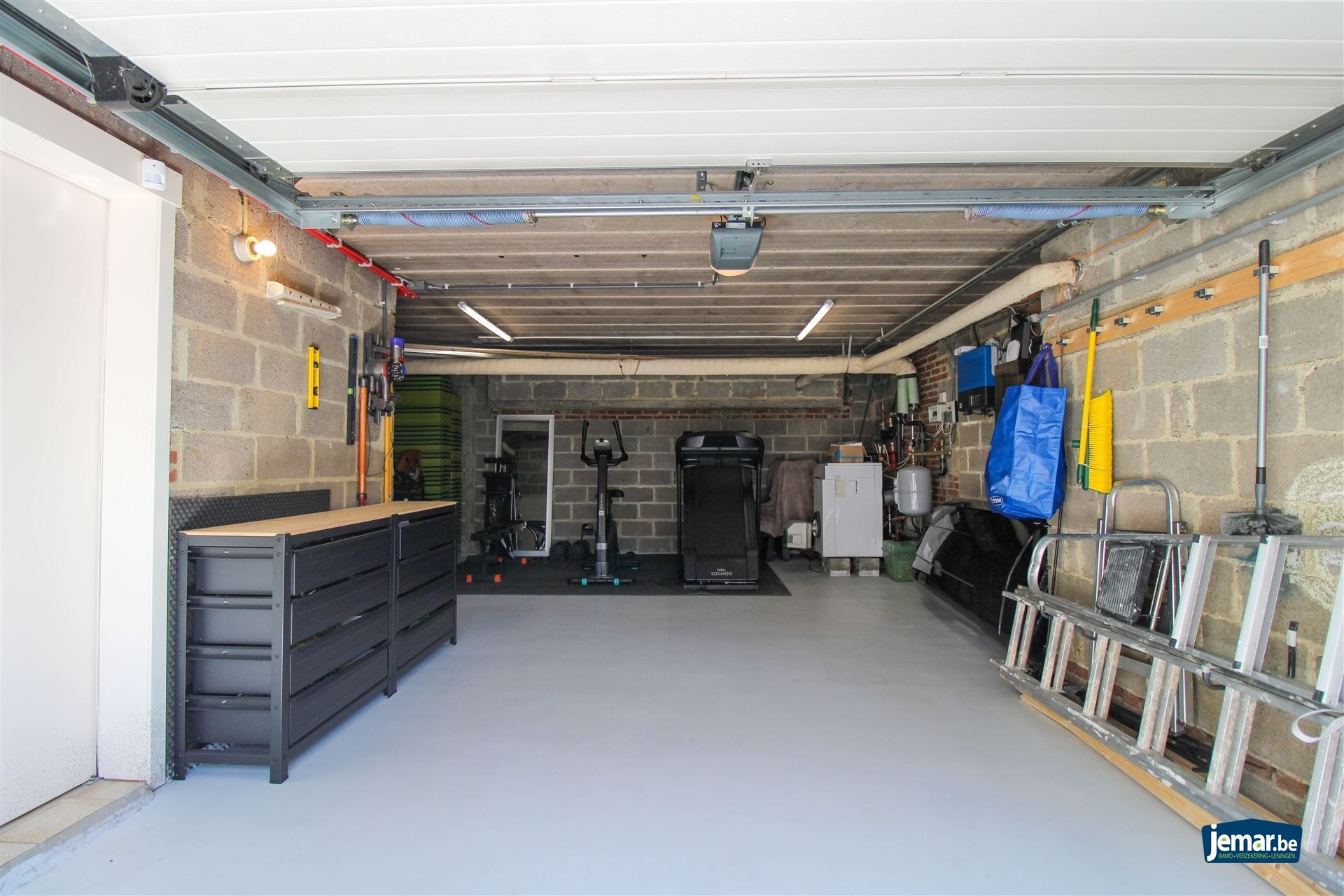 Instapklare gezinswoning met 5 slaapkamers gelegen op ruim perceel met verwarmd zwembad op ideale locatie te Maasmechelen! foto 28