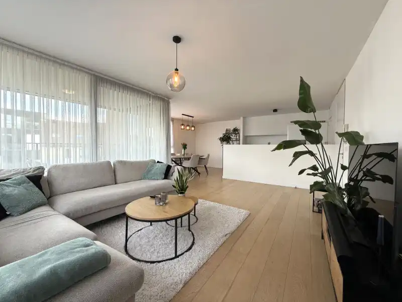 Lichtrijk hoekappartement met terras nabij Watersportbaan foto 3