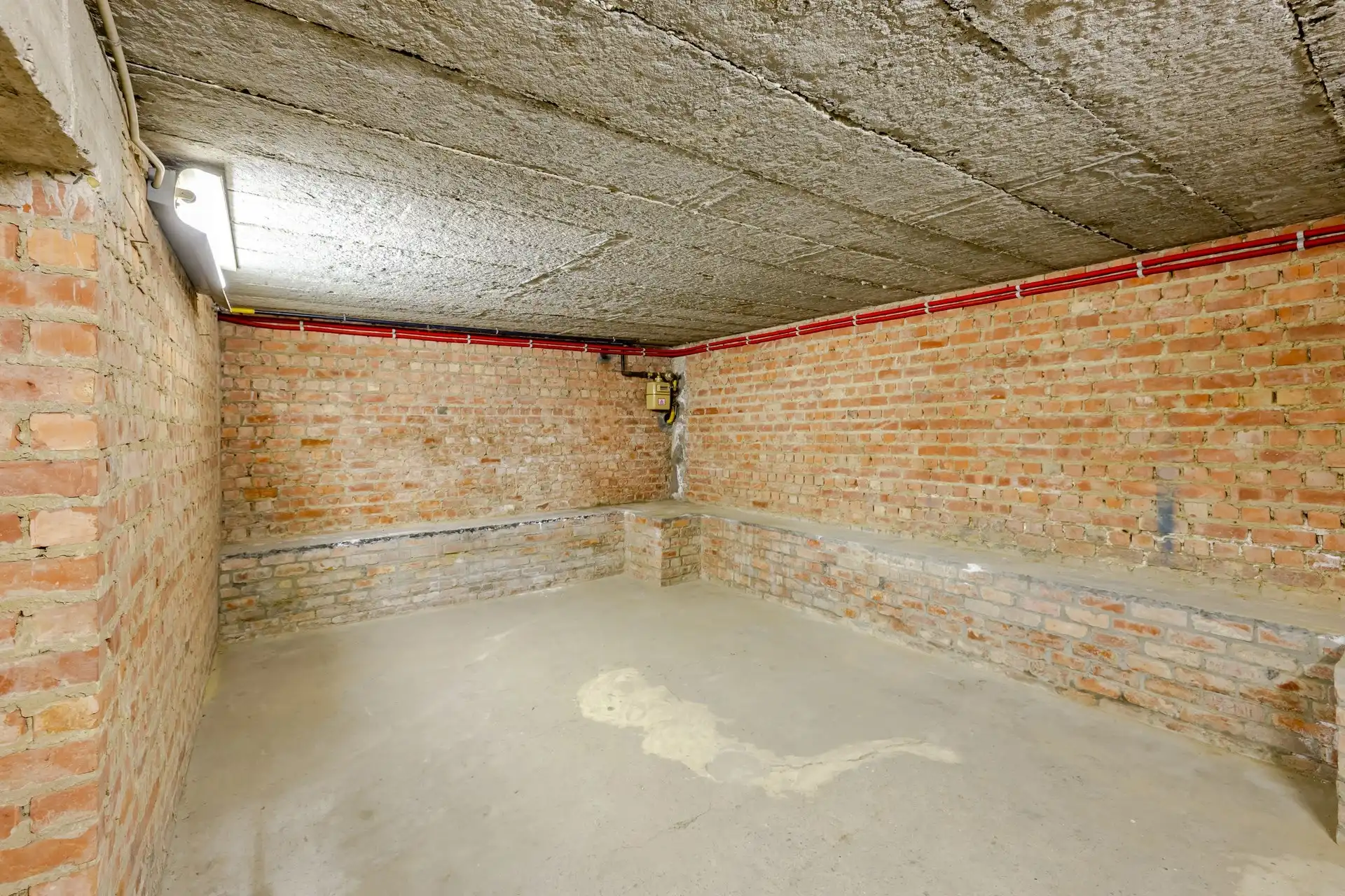 Ruime, solide te renoveren woning met 4 tot 5 slaapkamers en tuin foto 24