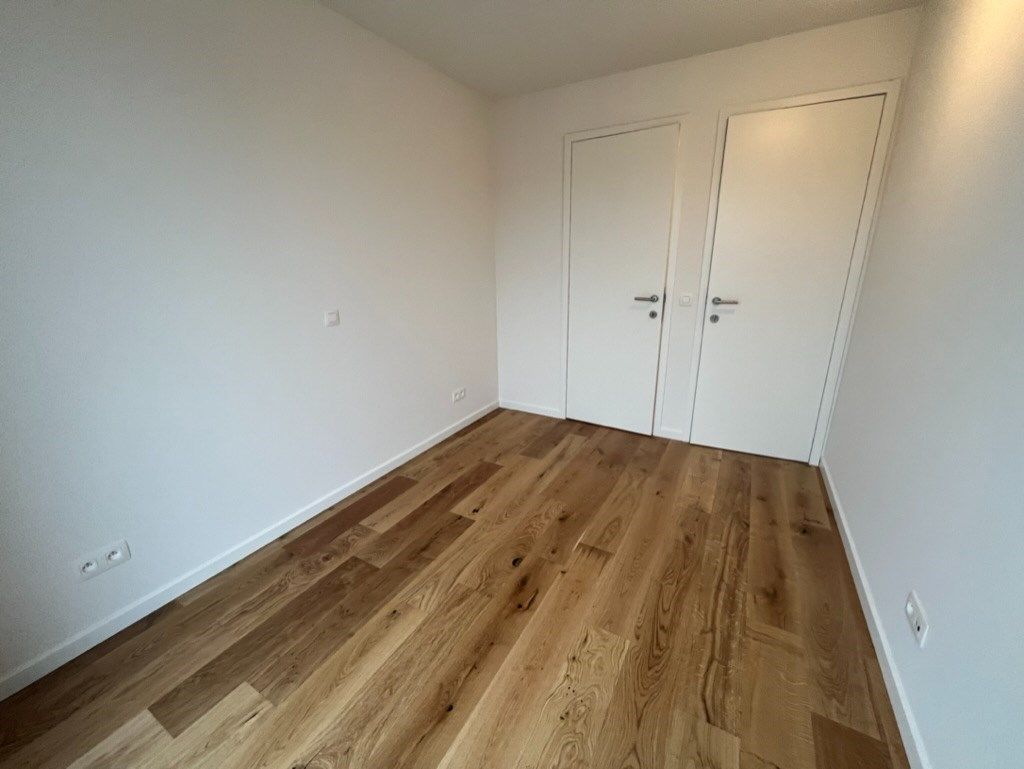 ONGEMEUBELD - Nieuwbouw appartement met 2 slaapkamers gelegen op de Lippenslaan te Knokke (integraal geschilderd). foto 10