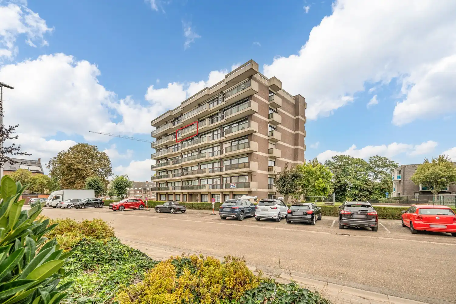 Centraal gelegen appartement met 2 slaapkamers, kelder en een autostaanplaats foto {{pictureIndex}}