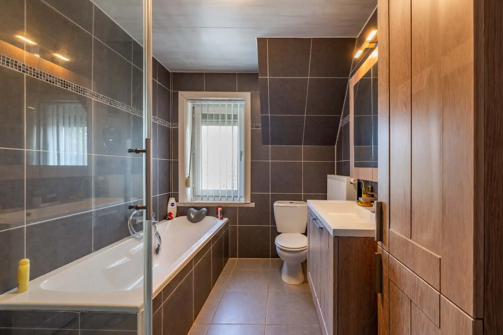 VERRASSEND RUIME, INSTAPKLARE WONING MET 2 GARAGES TE PITTEM foto 16