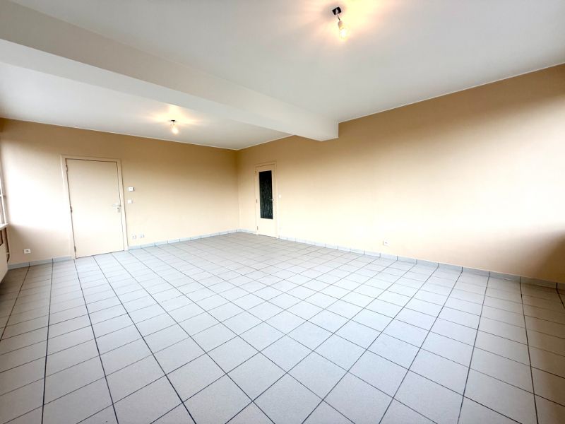 Verrassend ruim appartement met 3 slaapkamers, terras en 2 parkeerplaatsen foto 6