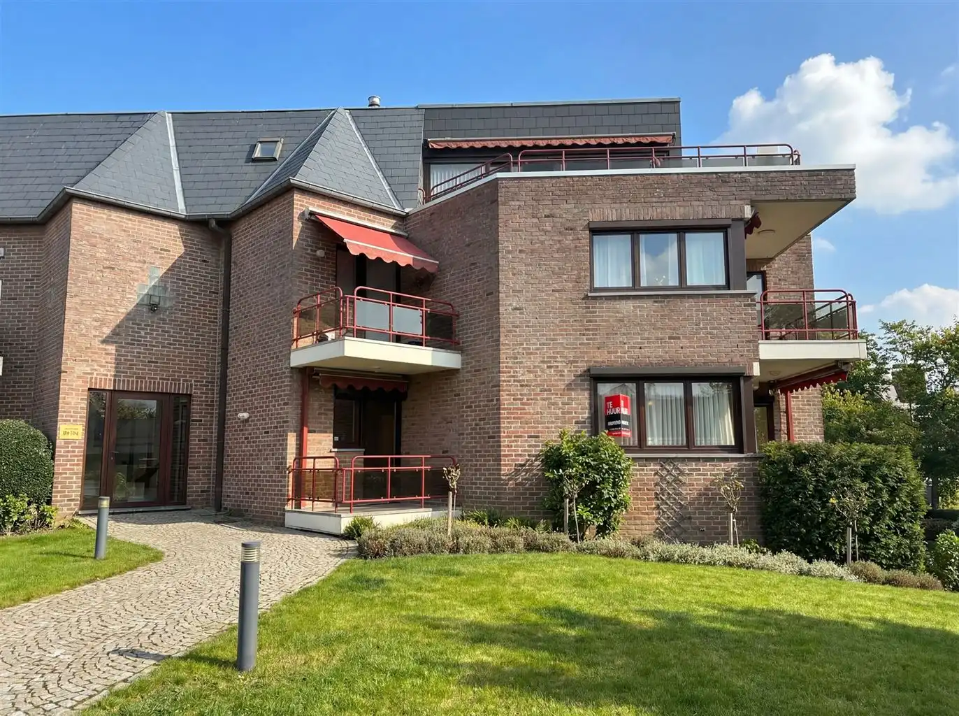 Zeer ruim gelijkvloers appartement voorzien van 2 (+1) slaapkamers, terrassen en afgesloten garagebox, gelegen nabij het centrum van Maaseik. foto 25