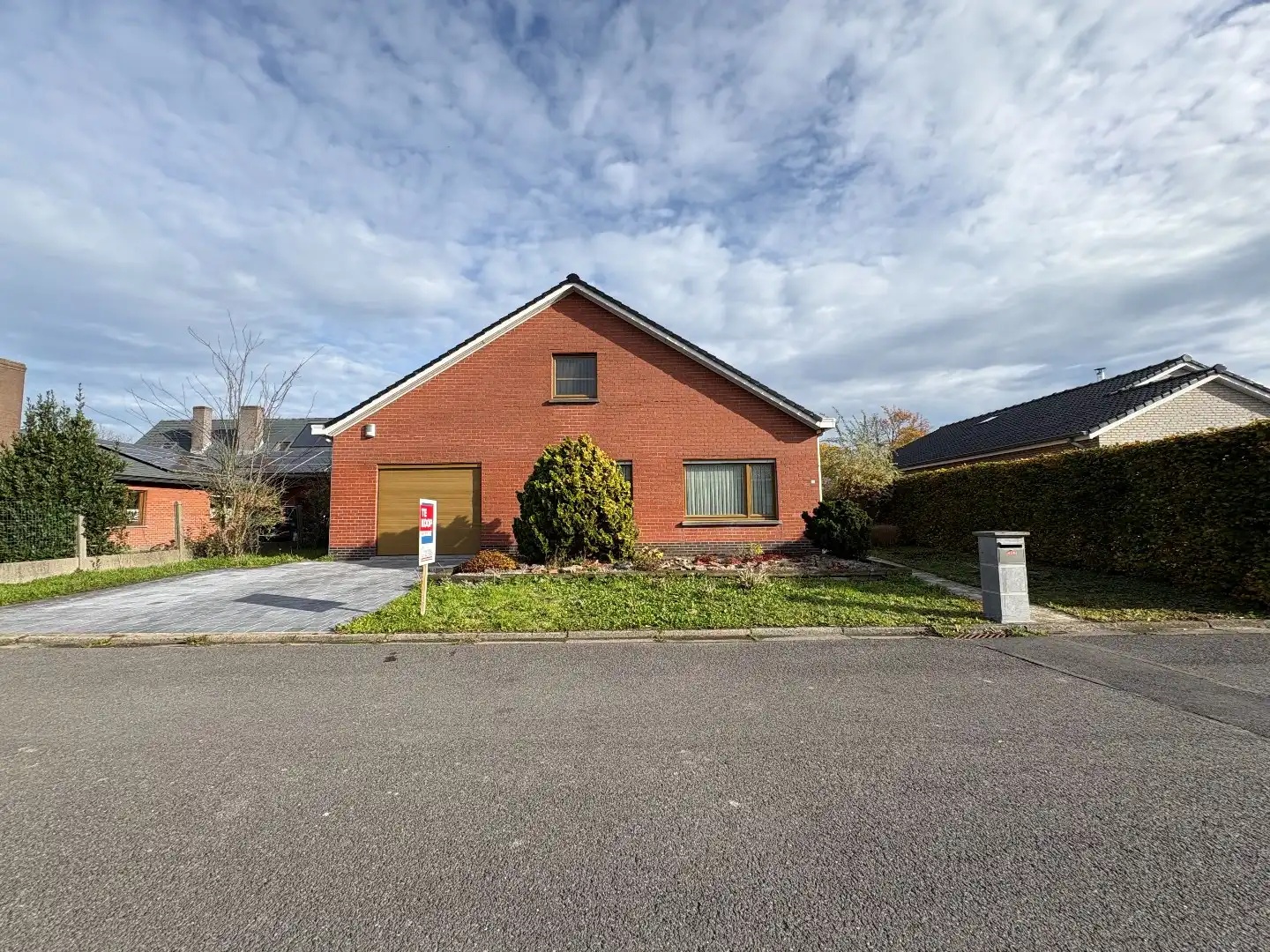 Ruime en goed onderhouden bungalow met zonnige tuin– Elverdinge dorpskern. Opp: 884m². foto {{pictureIndex}}