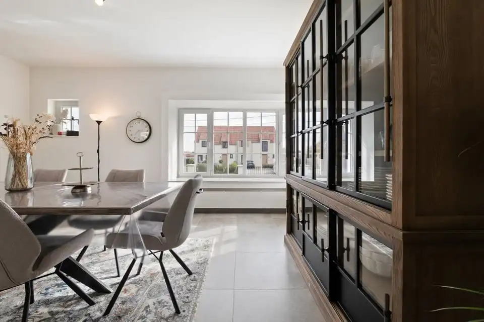 RUIME, GERENOVEERDE OPEN BEBOUWING MET 6 SLKS EN KNAPPE TUIN IN ALKEN foto 12