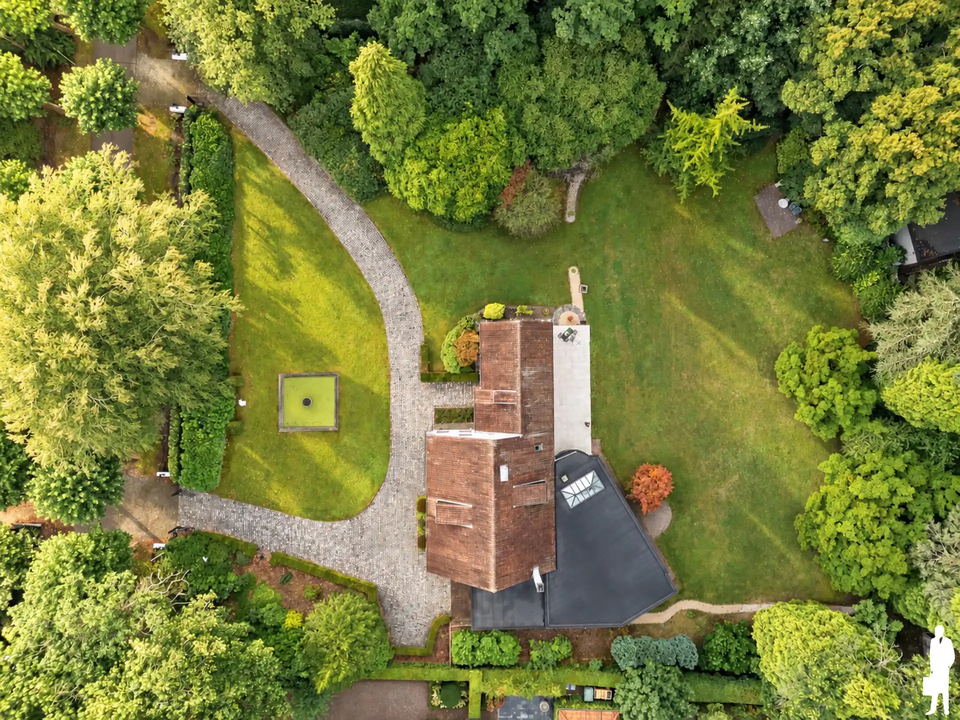 Verrassend ruime villa op prachtig perceel van ca. 4.175 m² foto 3