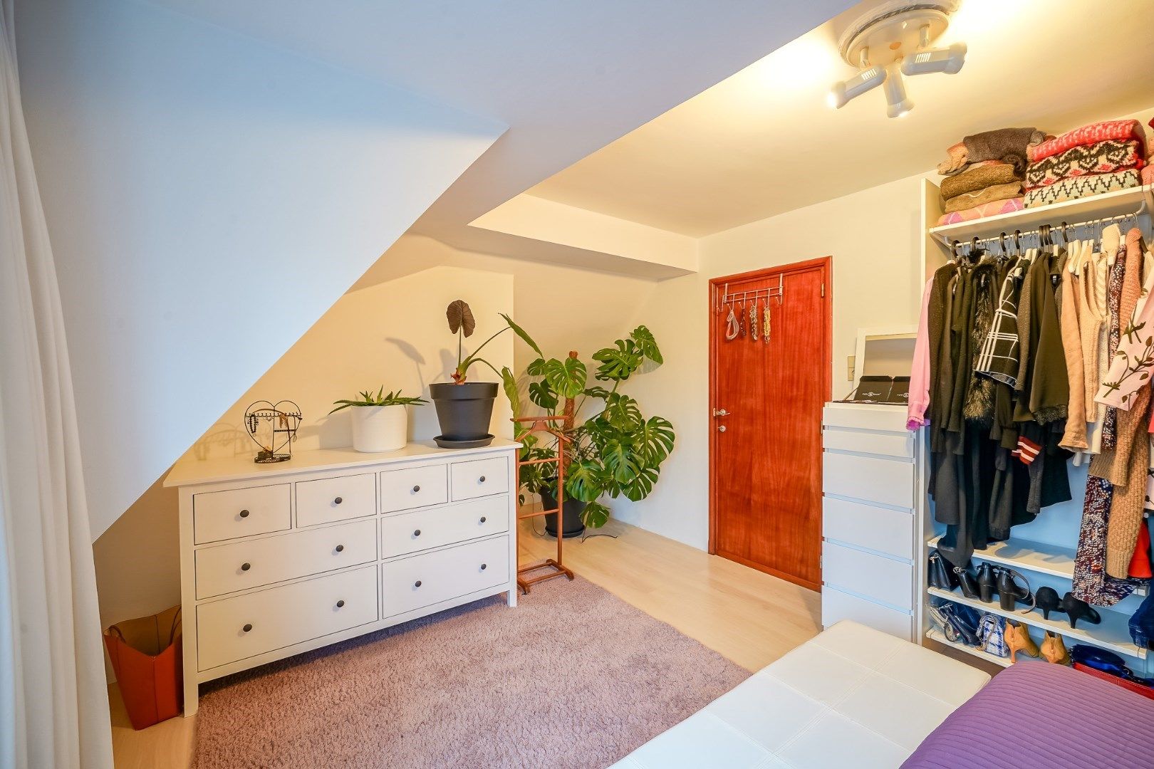 Instapklare hoekwoning met 4 slaapkamers en 4 garages foto 19