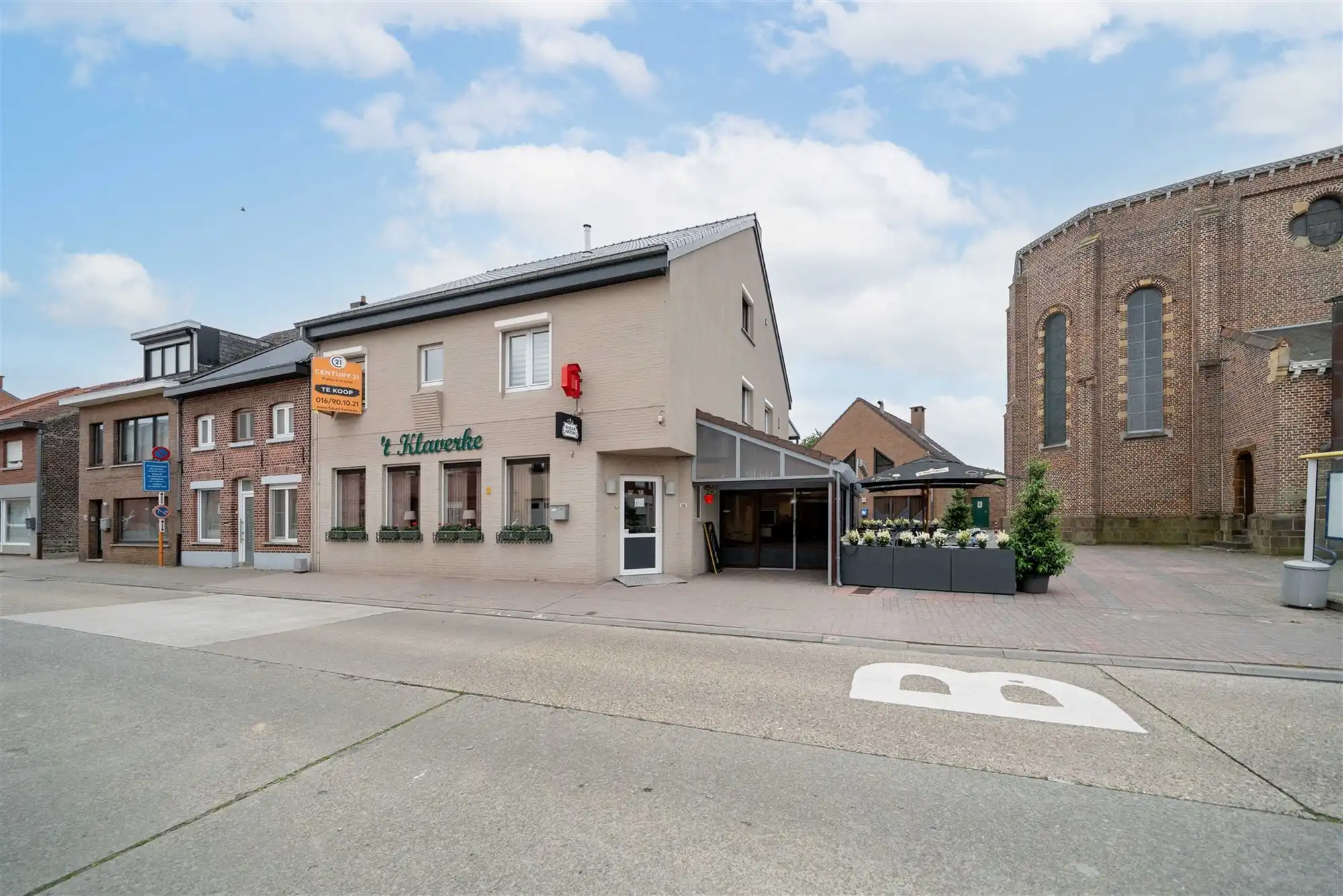 Prachtig handelspand met zaal en ruim appartement te koop! foto 2