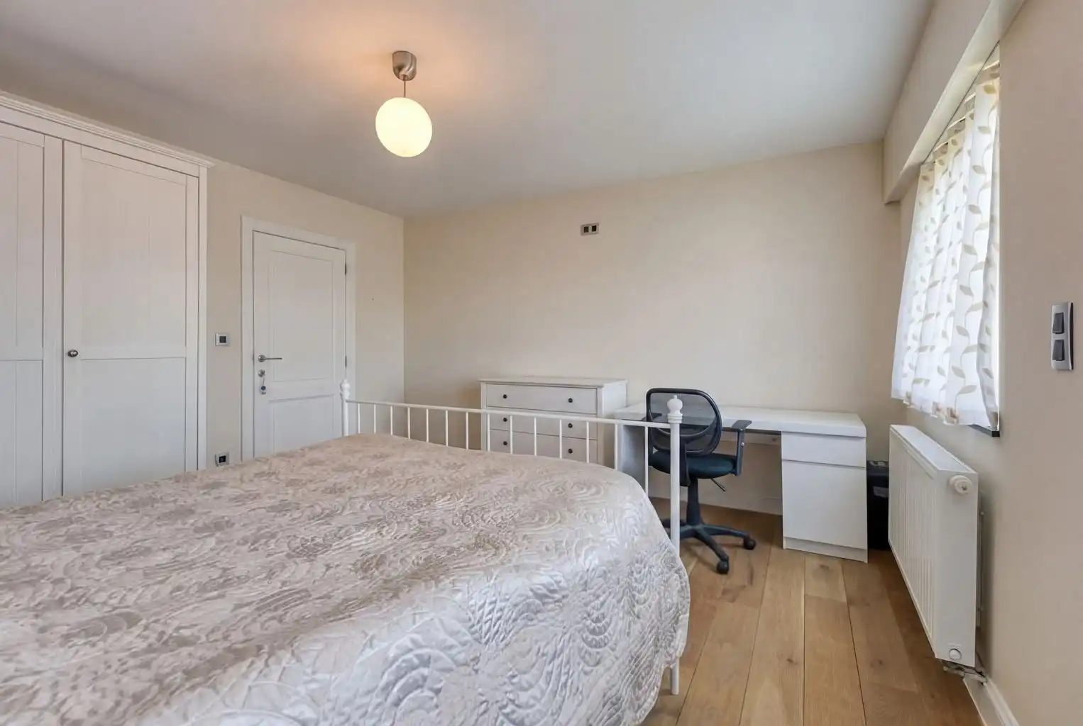 Prachtige vrijstaande villa met 5 (+3) slaapkamers, garage en omheinde tuin, ideaal gelegen op een boogscheut van het centrum van Maaseik.  foto 19