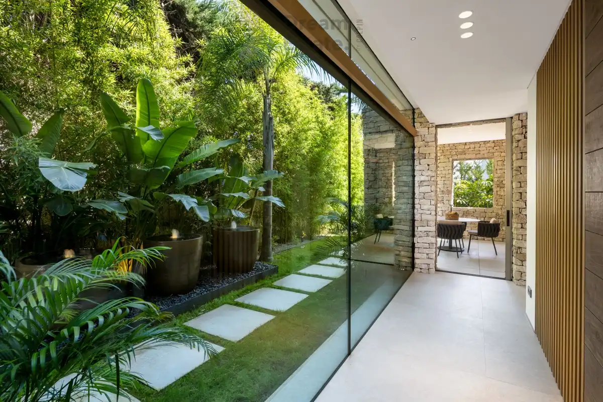 Schitterende villa op wandelafstand van Puerto Banús, Marbella foto {{pictureIndex}}