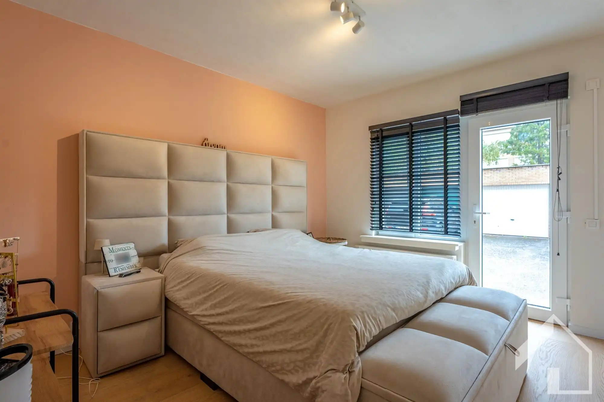 Totaal gerenoveerd gelijkvloersappartement met 2 slaapkamers en garagebox foto 6