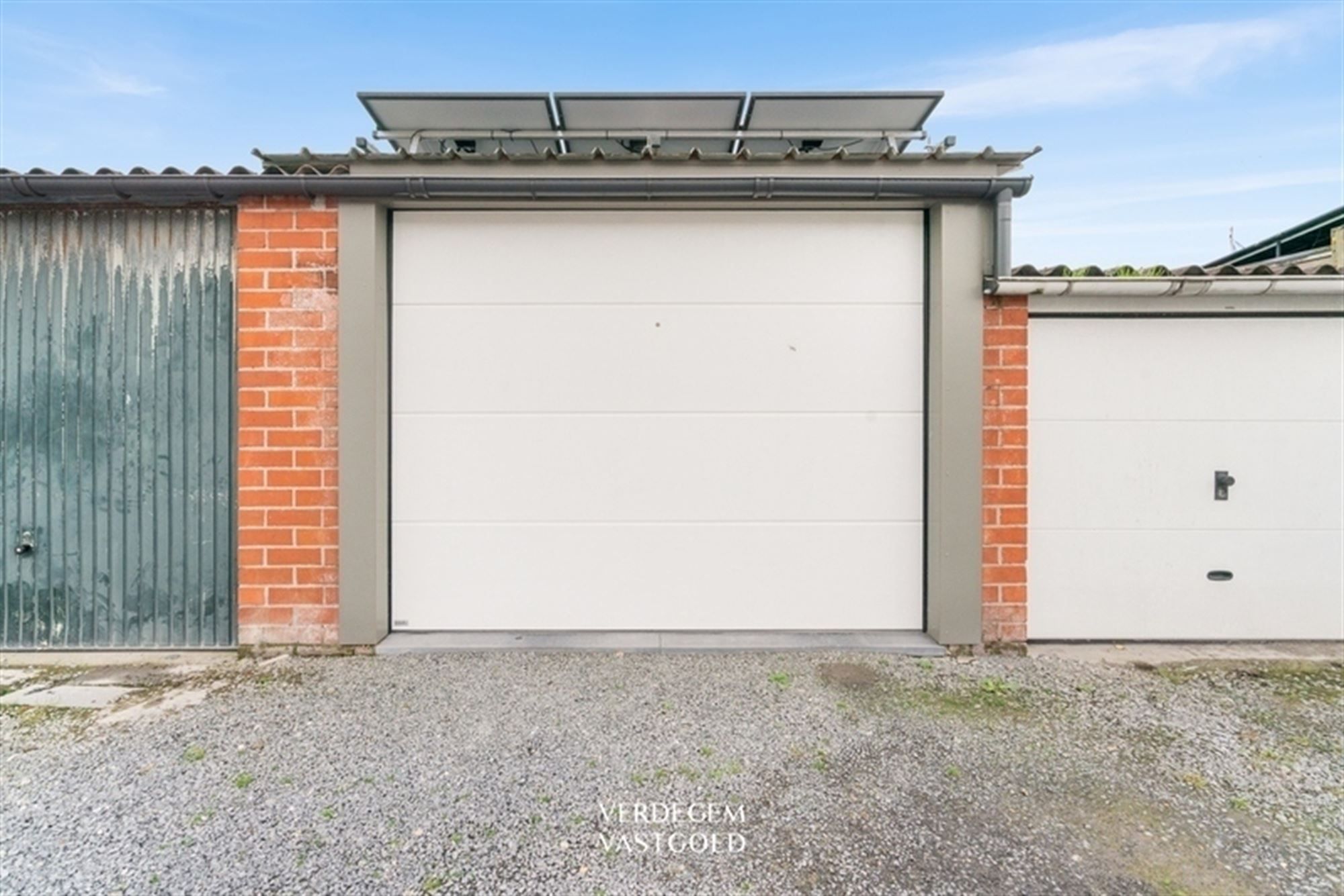 Instapklaar en knap afgewerkte woning met 2 garages, geniettuin en atelier/praktijk foto 25