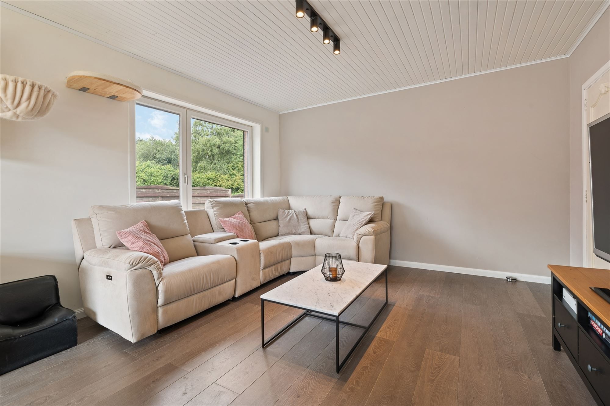 ZEER RUIME EN RECENT GERENOVEERDE WONING OP EEN PERCEEL VAN 2367m² UITGERUST MET EEN VERGUNDE PAARDENSTAL EN ACHTERLIGGENDE WEIDE foto 5