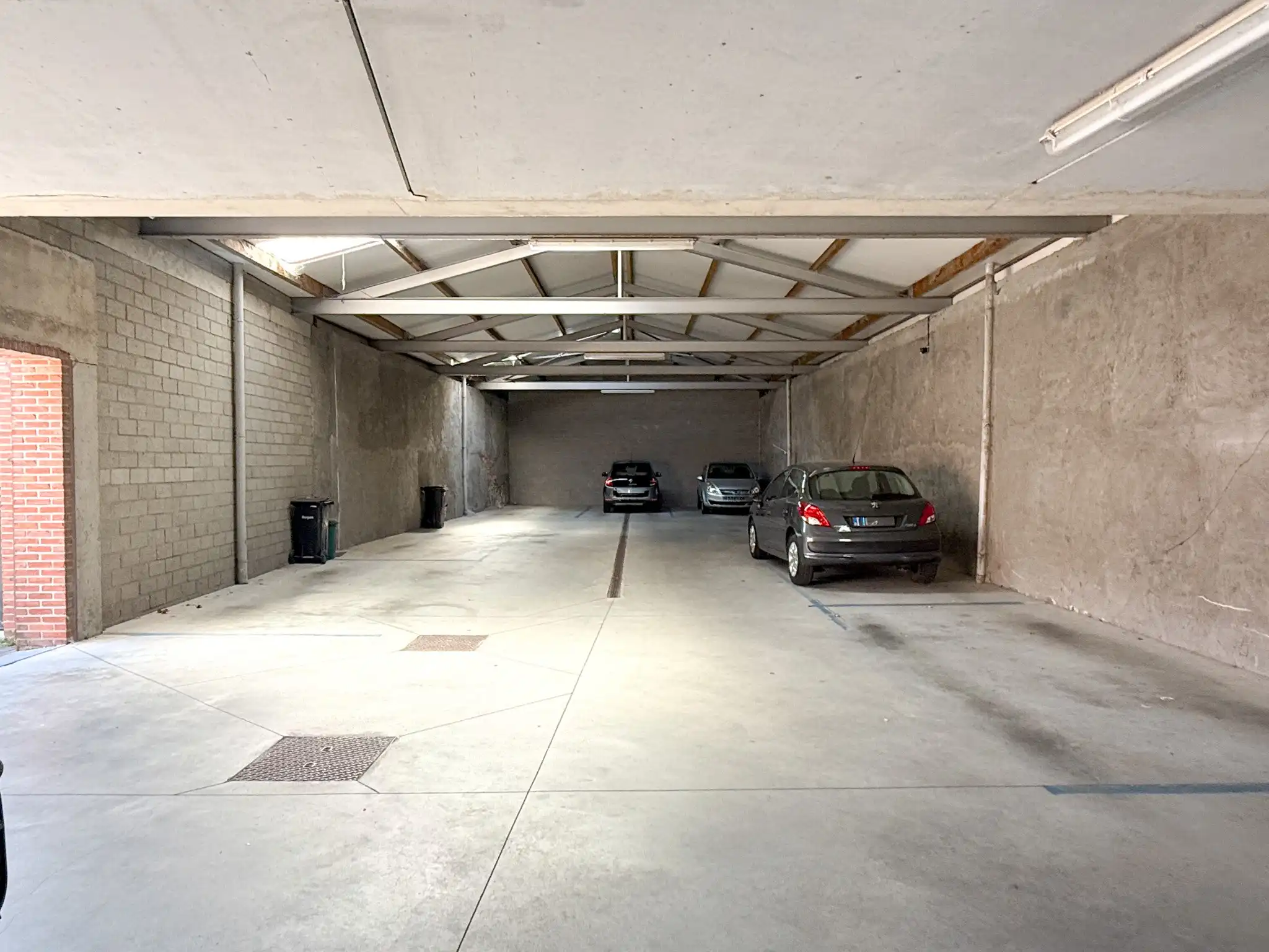 Overdekte autostaanplaats te huur in het centrum Beveren foto 3