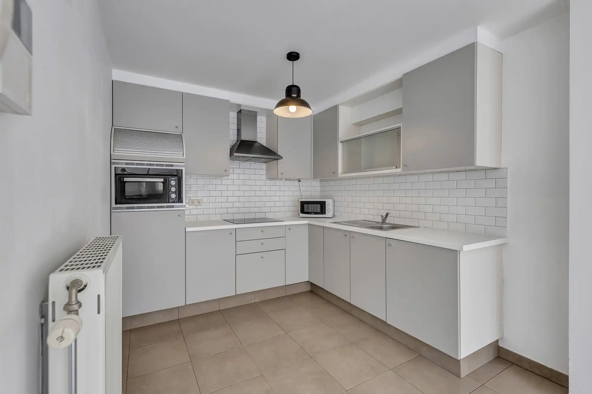 Ruim, instapklaar appartement met terras en autostaanplaats foto 6
