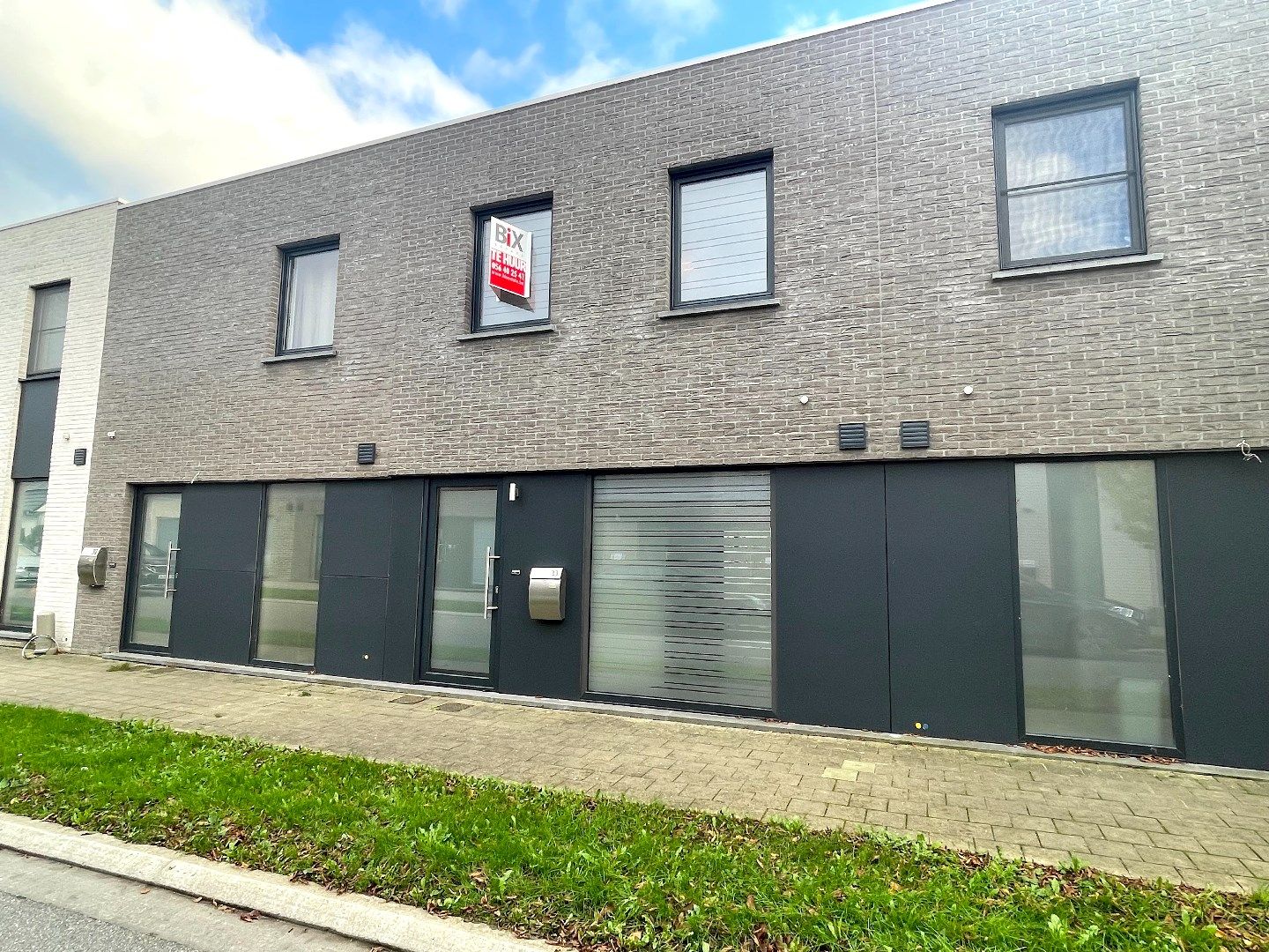 Mooie woning met 3 slaapkamers, carport en fietsenberging! foto {{pictureIndex}}