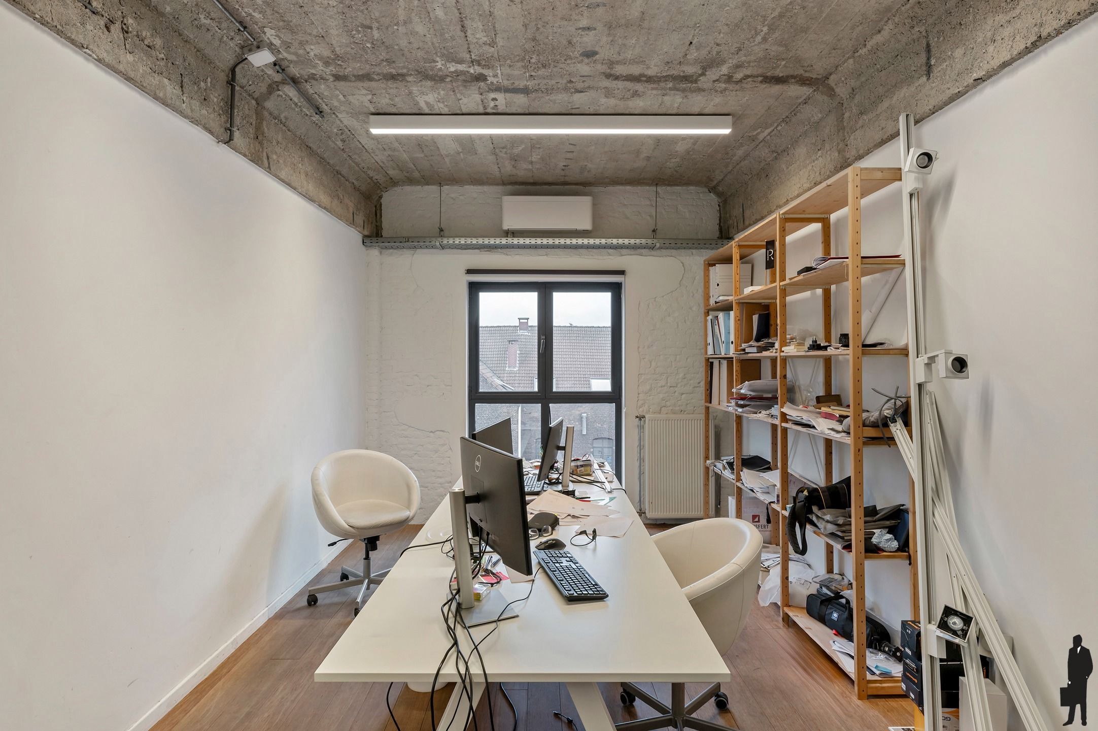 Lichtovergoten industriële loft met open structuur en ruwe materialen foto 8