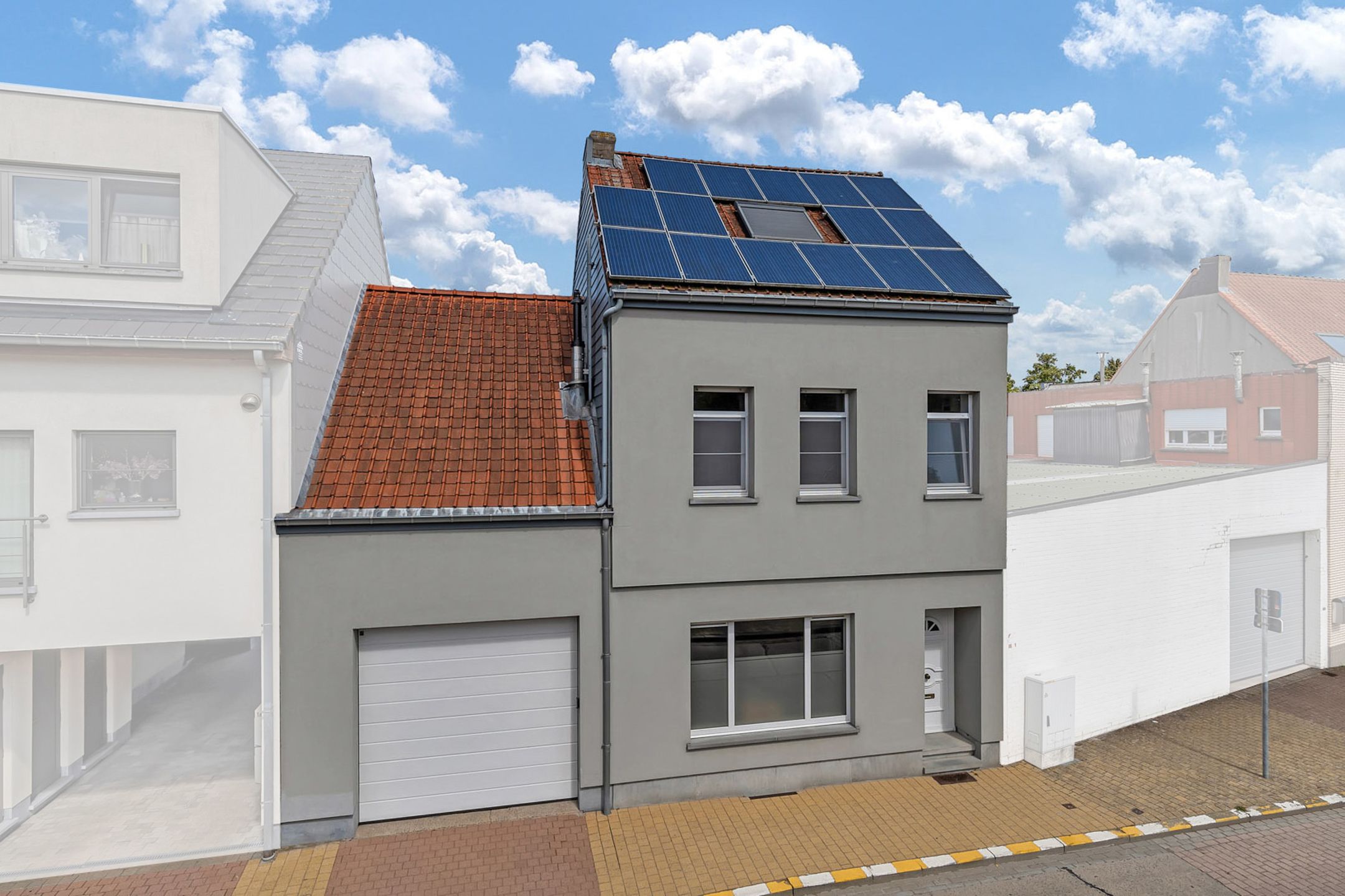 Instapklare woning met garage en tuin foto {{pictureIndex}}