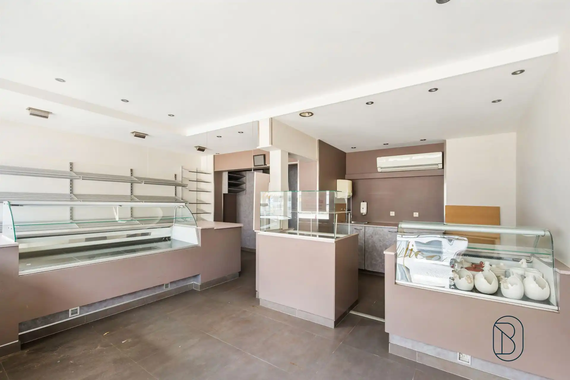 Topgelegen handelspand met kwalitatief duplex appartement foto 19