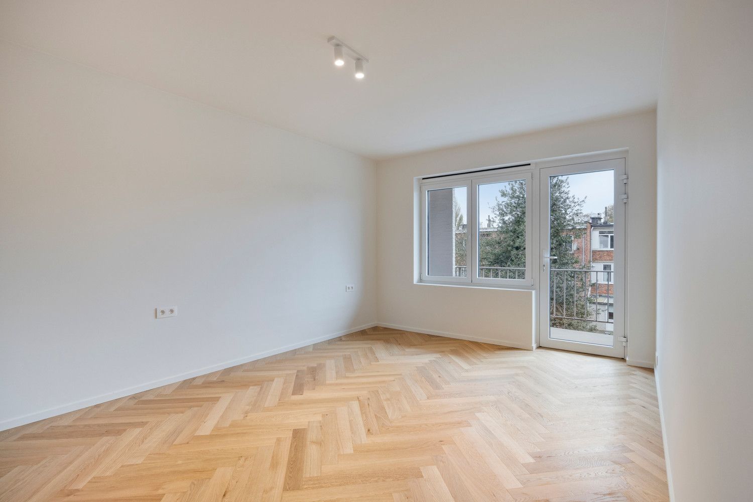 Volledig vernieuwd APP (110m2) met 2 slks, bureau, ruim terras en inpandige parkeerplaats! foto 7