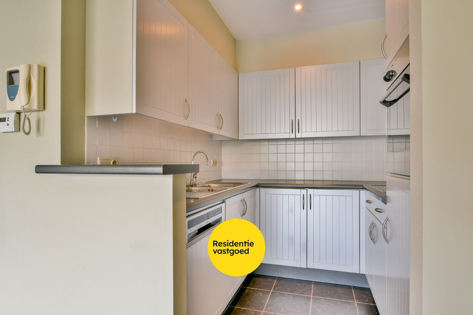 Gelijkvloersappartement met ondergrondse parkeerplaats te koop te Eernegem foto 3