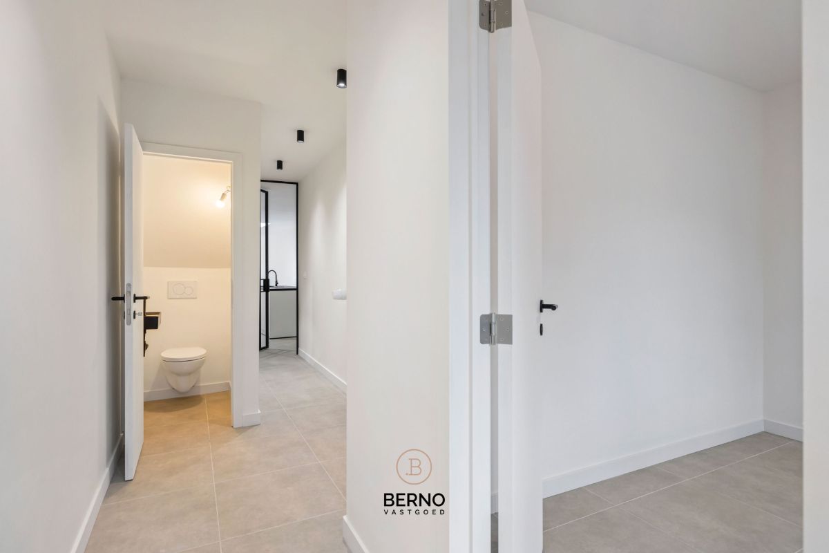 Prachtige (ver)nieuwbouw met autostaanplaats vlakbij de 'Heide' foto 2