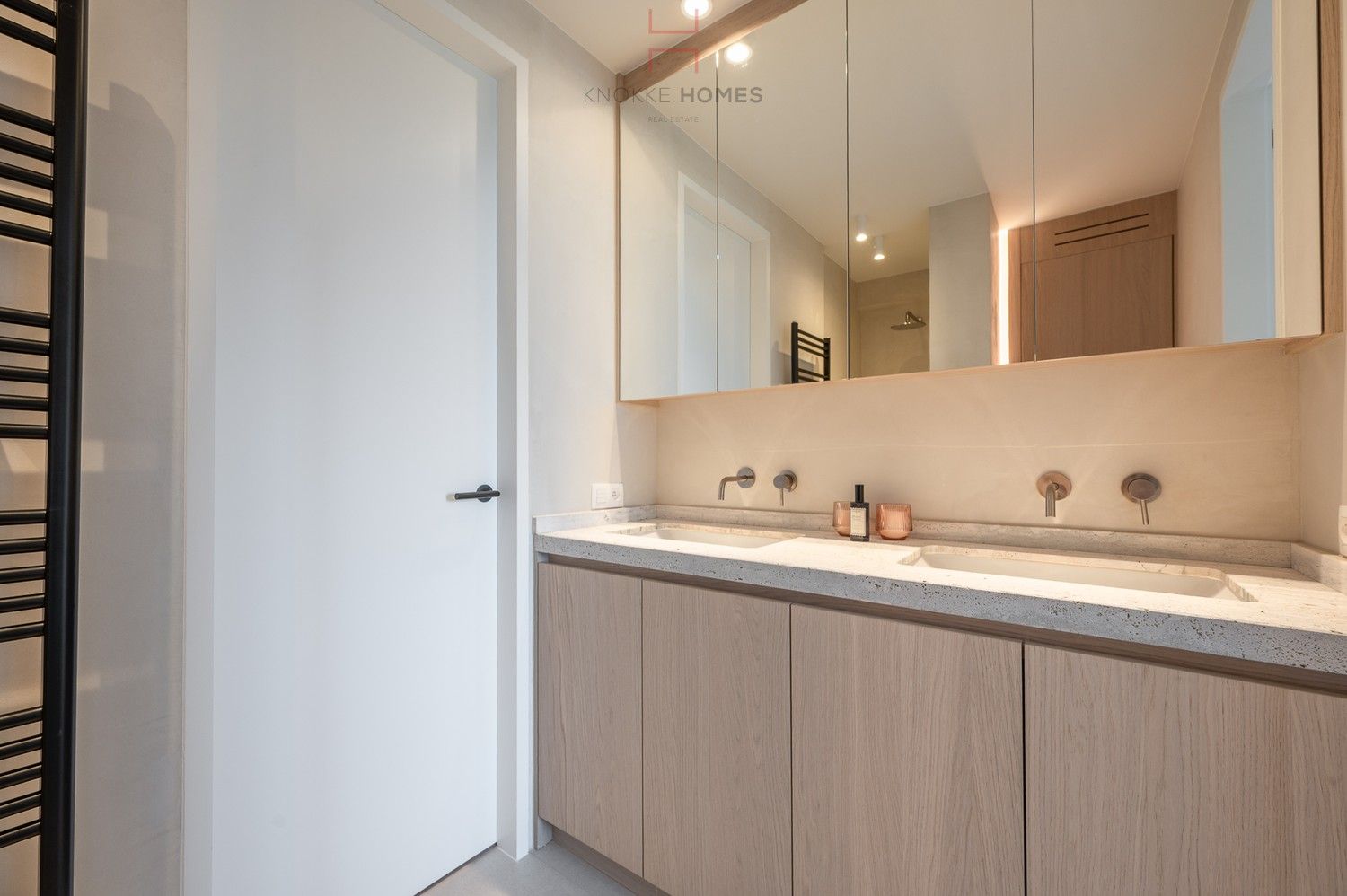 Modern gerenoveerd appartement met frontaal zeezicht in Heist-aan-zee foto 12