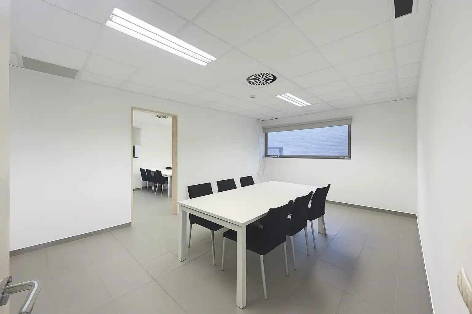 VOLLEDIG VERNIEUWDE en instapklare KANTOORRUIMTE op gelijkvloers (± 45m²)  met UITSTRALING op de markt van Knesselare! Ruime parkeergelegenheid langs de openbare weg. foto 2