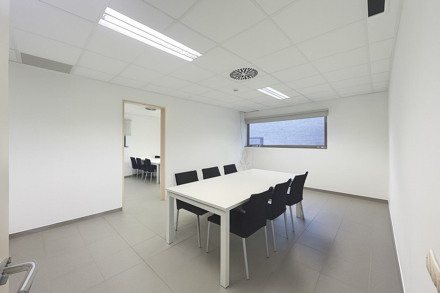 VOLLEDIG VERNIEUWDE en instapklare KANTOORRUIMTE op gelijkvloers (± 45m²)  met UITSTRALING op de markt van Knesselare! Ruime parkeergelegenheid langs de openbare weg. foto 2