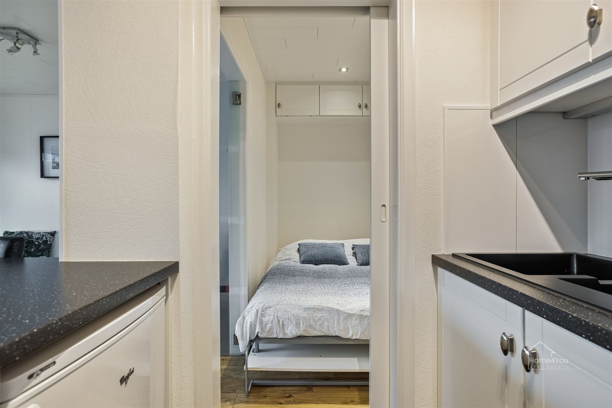 Mooie opgefriste bemeubelde studio met 1 slaapkamer op gelijkvloers op 50 meter van strand en dijk. foto 4