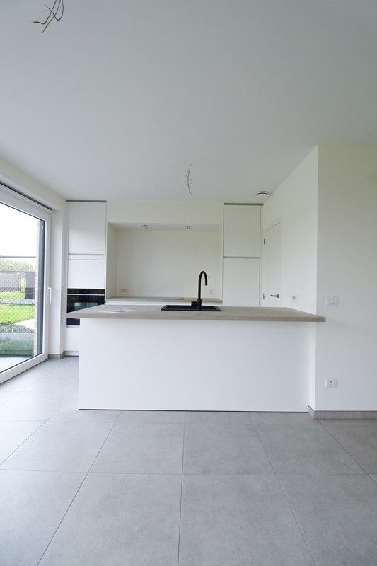 Volledig afgewerkte halfopen nieuwbouwwoning in Roeselare foto 6