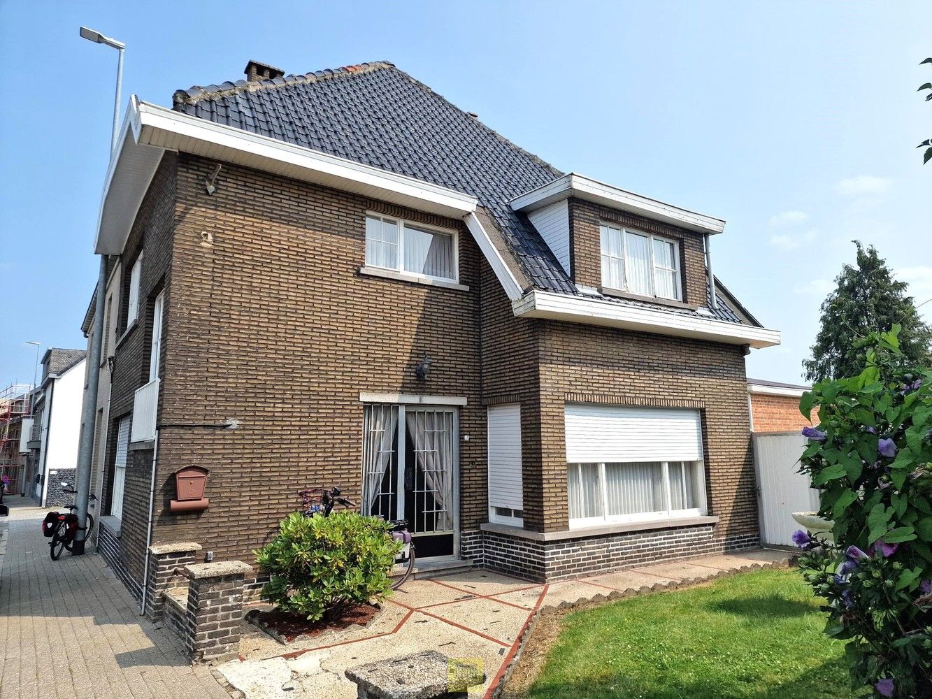 Te renoveren woning met uitbreidingsmogelijkheden en tuin! foto 16