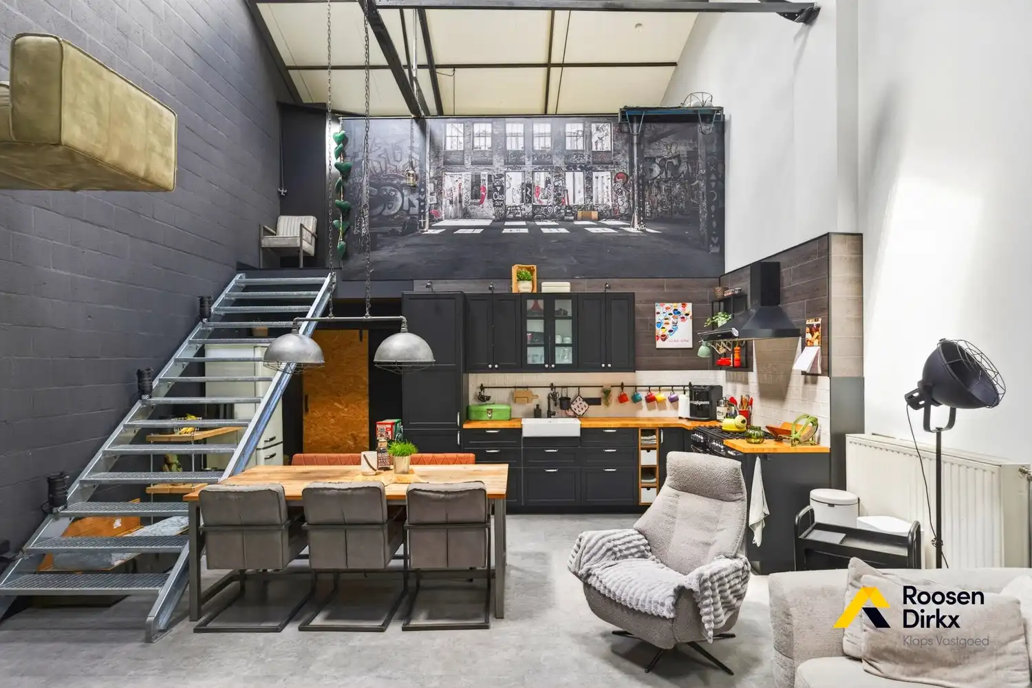 Unieke loft met overdekte autostaanplaats en 92m² bewoonbare oppervlakte in Bree centrum foto 3
