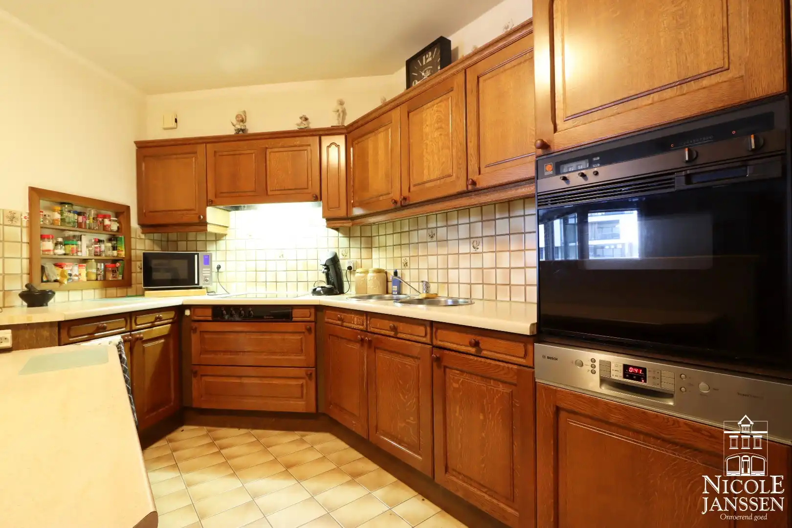 Ruim en instapklaar appartement met terras vlakbij het centrum foto 9