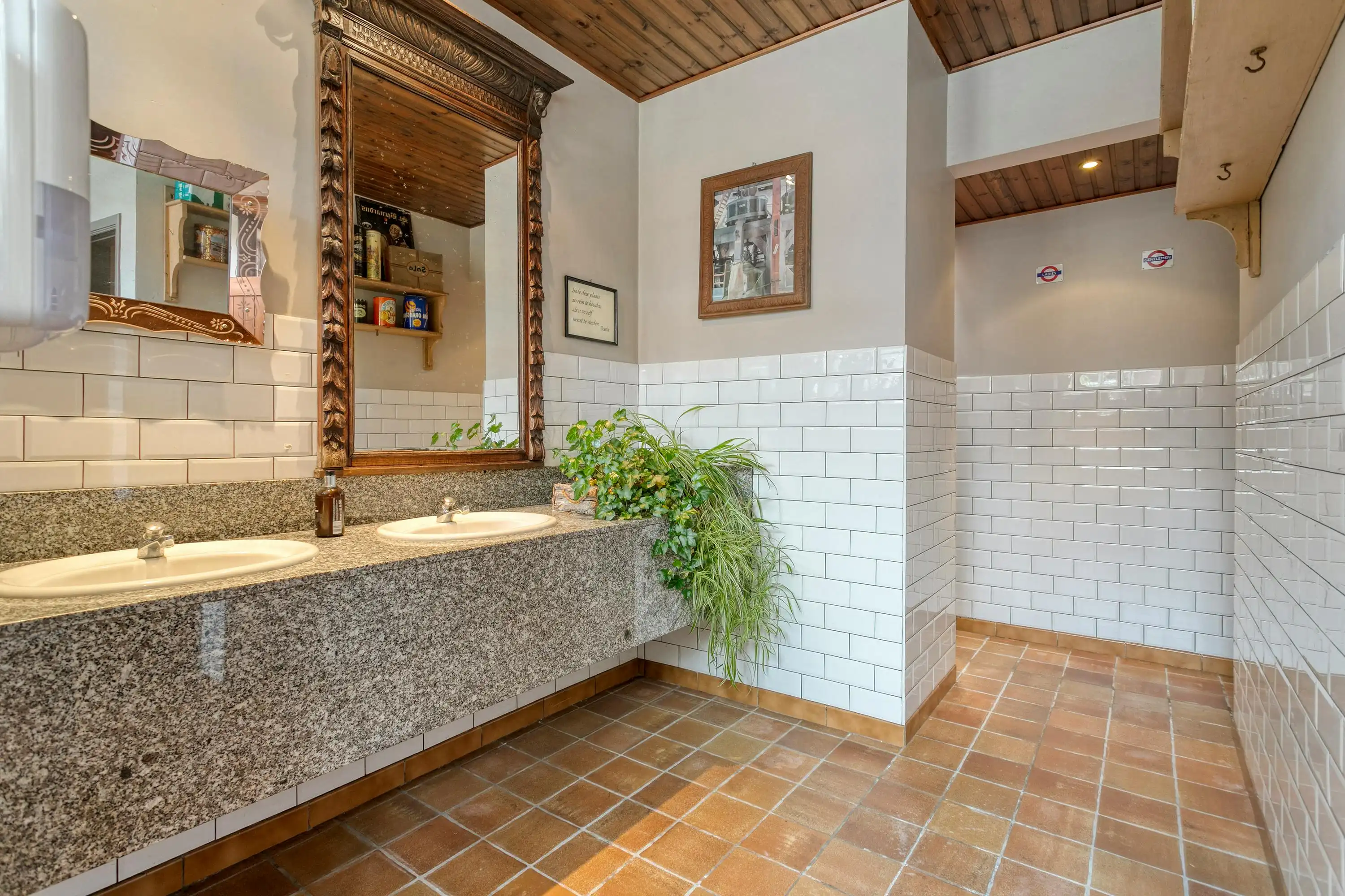 Horecazaak met appartement in Heuvelland te koop foto 21