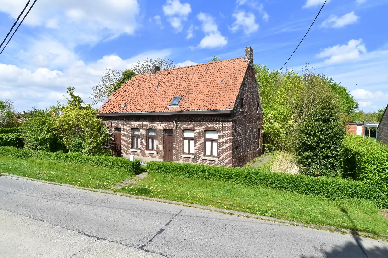 Hoofdfoto van de publicatie: Charmant gelegen eigendom van 2.061m² met uitzonderlijk potentieel te koop in Rollegem